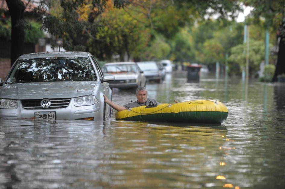 Que-estragos-meu-carro-pode-sofrer-em-uma-enchente1-scaled.jpg